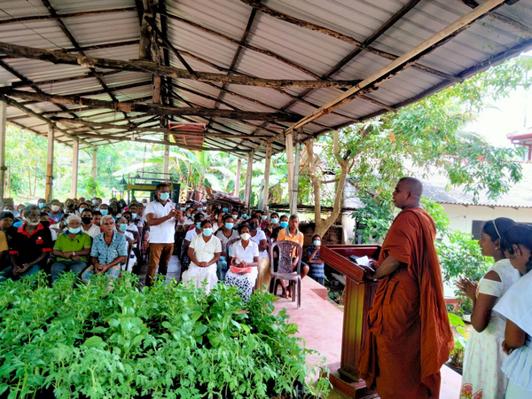 Distributing plants for gardens in conjunction with the 2022 Samurdhi National Cultivation Operation / Homagama (Kiriwatthuduwa North Division) (2022-09-10)